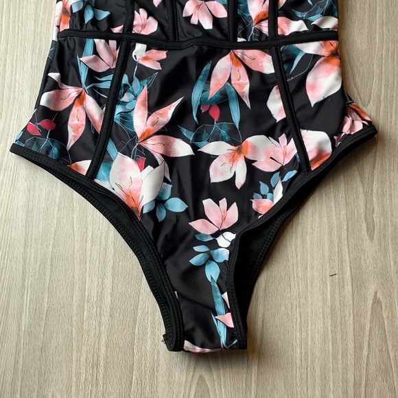 Floral one piece swimsuit - Picture 4 of 9